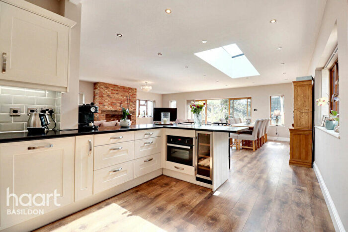 5 Bedroom Detached House For Sale In South Avenue, Basildon, SS16