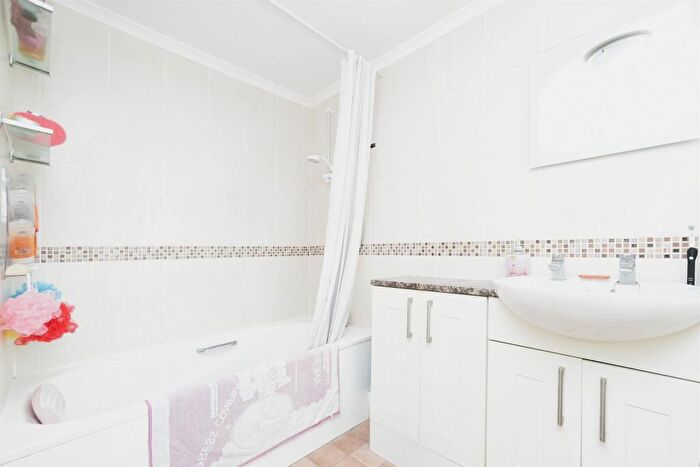 3 Bedroom Terraced House For Sale In Edencroft, Highworth, Swindon, SN6