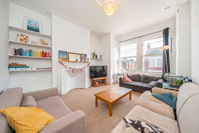3 Bedroom Flat To Rent In Stapleton Road, Tooting, SW17