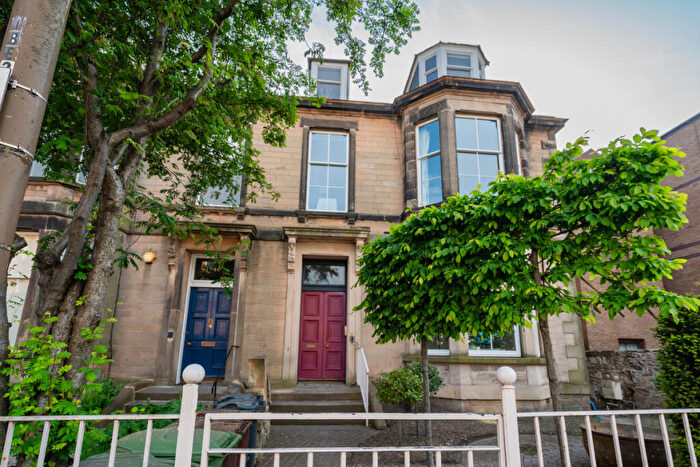 3 Bedroom Flat For Sale In Flat Inverleith Row, Edinburgh, EH3