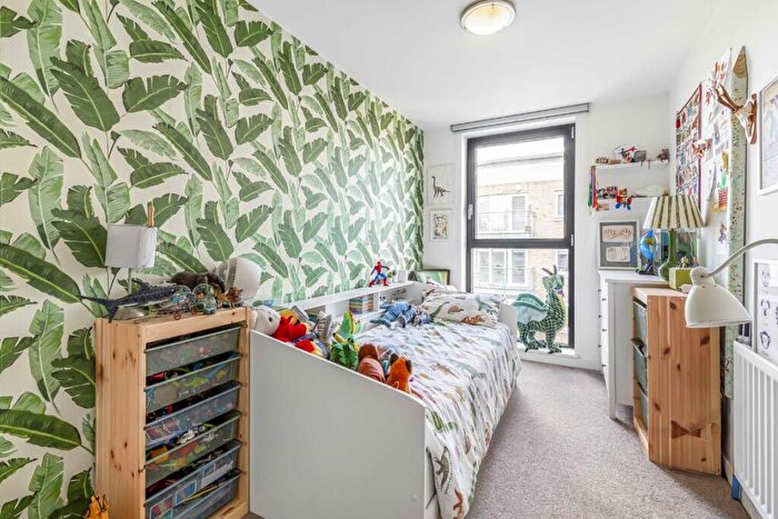 3 Bedroom Flat For Sale In Gibbs Lane, Hackney, E2