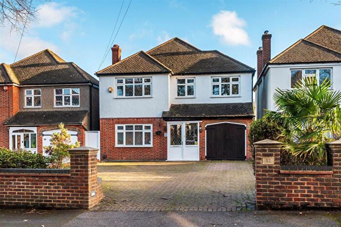 3 Bedroom Detached House For Sale In The Crescent, Belmont Village, SM2