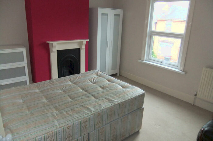 3 Bedroom Terraced House To Rent In Donnington Gardens, Reading, Berkshire, RG1