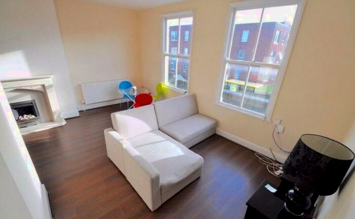 3 Bedroom Apartment To Rent In Bedford Road, Wirral, CH42