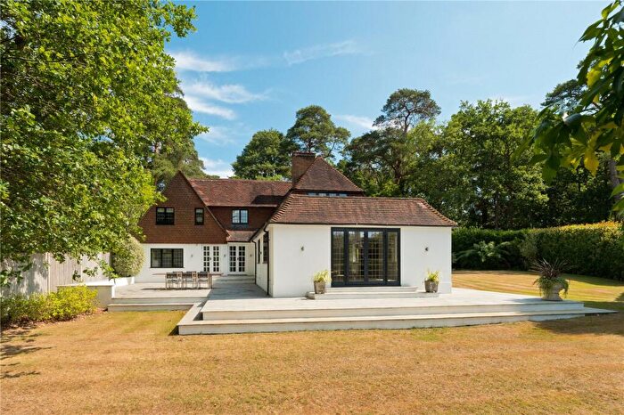 3 Bedroom Detached House To Rent In Golf Club Road, Weybridge, Surrey, KT13