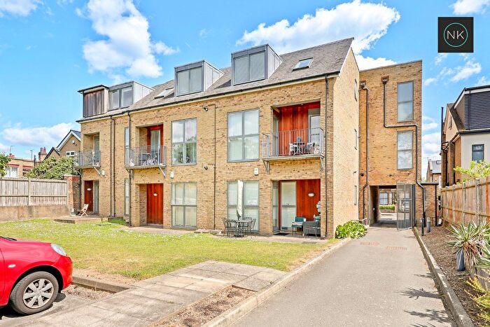 2 Bedroom Flat For Sale In Pemberton Court, Primrose Road, South Woodford, London, E18
