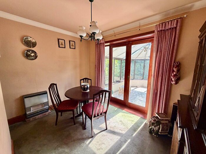 4 Bedroom Detached House For Sale In Higher Blandford Road, Broadstone, BH18 - Photo 8