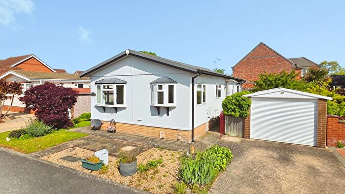 2 Bedroom Park Home For Sale In Lindum Park, Ruskington, NG34