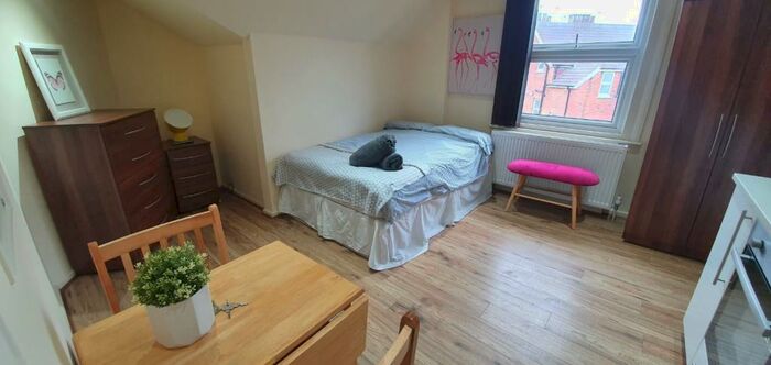 Flat To Rent In St. Pauls Avenue, Willesden Green, NW2