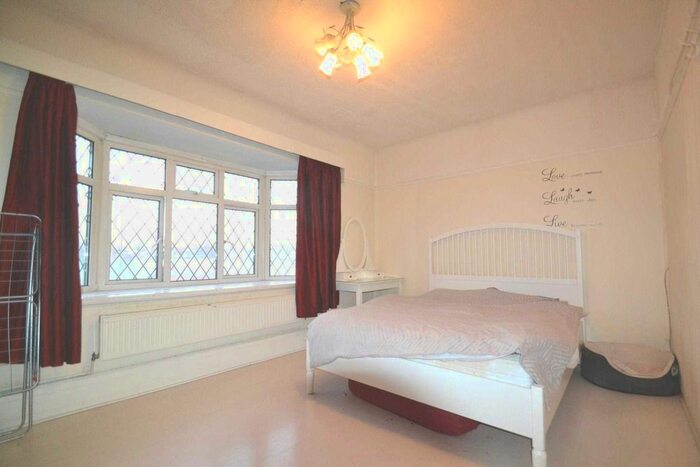 2 Bedroom Flat To Rent In Blackbird Hill, Kingsbury, NW9