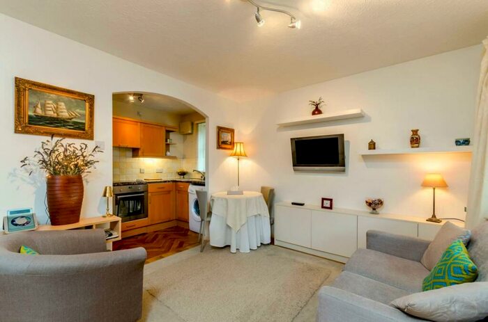 Studio To Rent In Cumming Street, London, N1