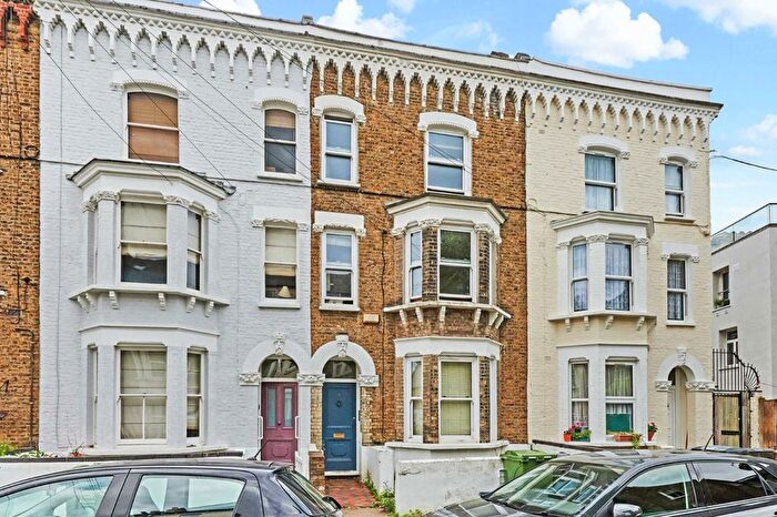 3 Bedroom Flat To Rent In Santley Street, Clapham, SW4