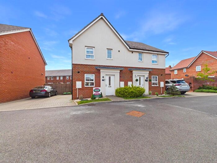 3 Bedroom Semi Detached House For Sale In Nutmeg Close, Kingsbrook, Aylesbury, HP22