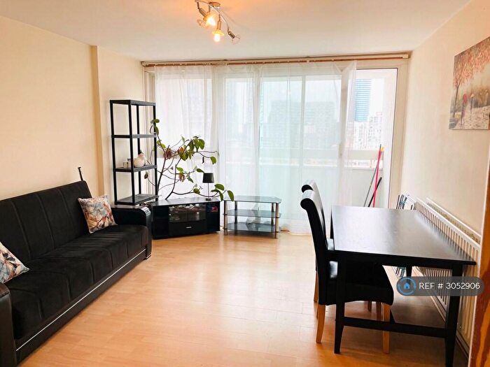 3 Bedroom Flat To Rent In The Quarterdeck, London, E14