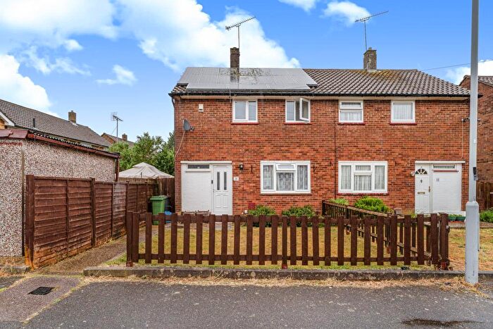2 Bedroom Semi-Detached House For Sale In Halyard Close, Luton, LU3