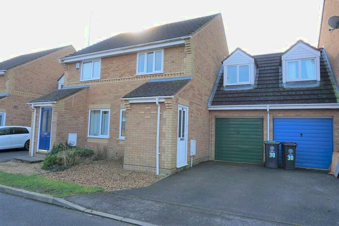 3 Bedroom Semi-Detached House To Rent In Siddons Close, Oundle, Peterborough, PE8