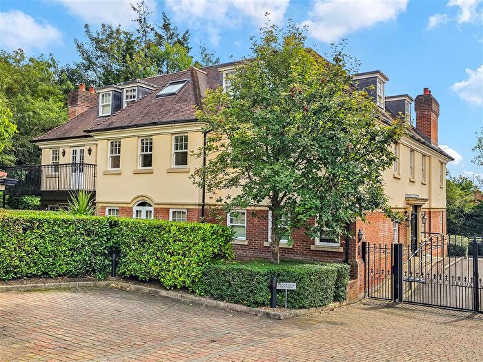 2 Bedroom Flat To Rent In Georges Wood Road, Brookmans Park, Hatfield, AL9