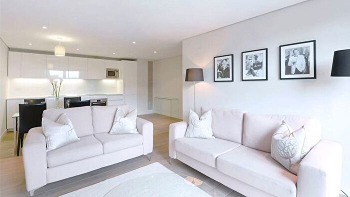 3 Bedroom Flat To Rent In Fantastic Bed, Great Location, Secure Parking, W2