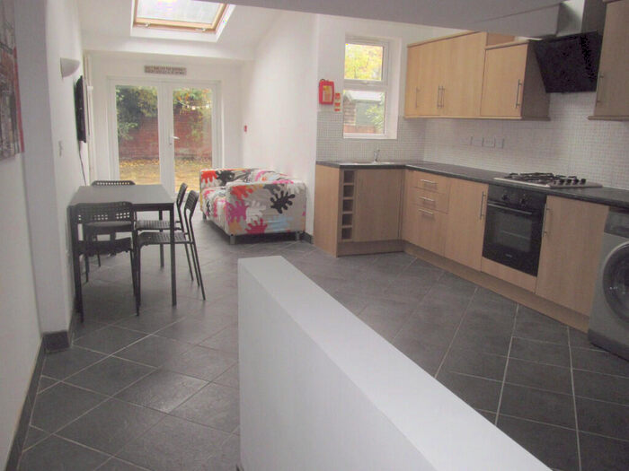 6 Bedroom Terraced House To Rent In Grange Avenue, Reading, Berkshire, RG6