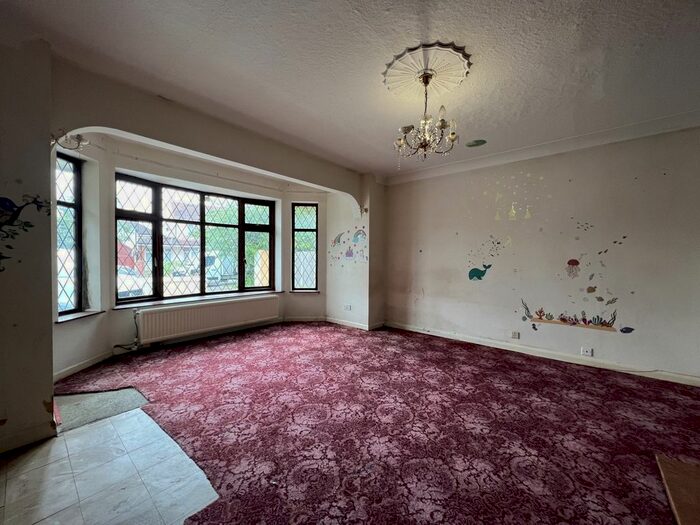 4 Bedroom Bungalow To Rent In Westbrook Road, Hounslow, Middlesex, TW5