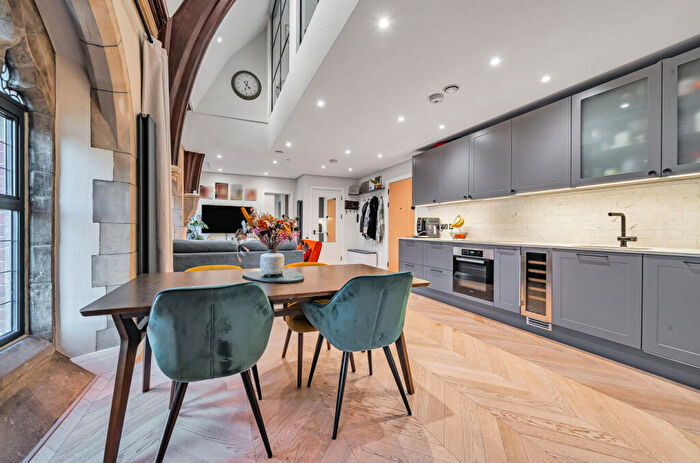 2 Bedroom Flat For Sale In Holden Road, Woodside Park, N12