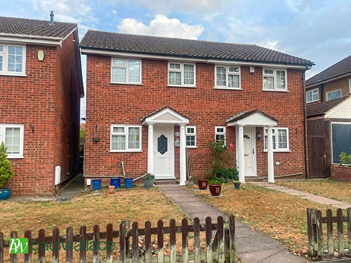 3 Bedroom Semi-Detached House For Sale In Bury Green Road, West Cheshunt, EN7