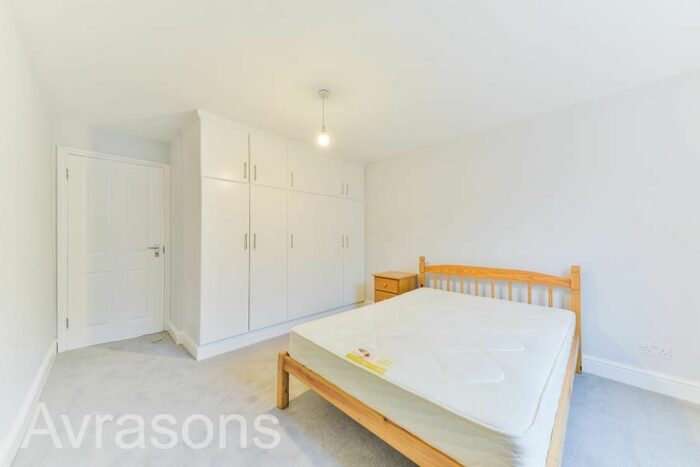 2 Bedroom Flat To Rent In Crewdson Road, London, SW9