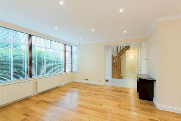 6 Bedroom Property To Rent In Vale Rise, Golders Green, NW11