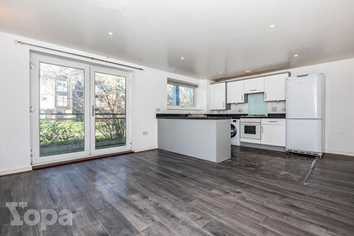 2 Bedroom Apartment For Sale In Marsden Gardens, Dartford, DA1