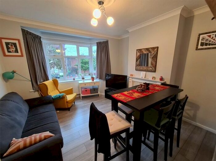 2 Bedroom Flat To Rent In Sherwood Hall, East End Road N2