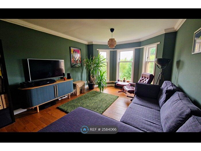 3 Bedroom Flat To Rent In Hughenden Gardens, Glasgow, G12