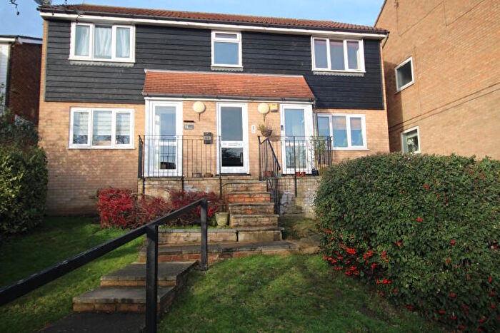 1 Bedroom Flat For Sale In Goldings Road, Loughton, Essex, IG10