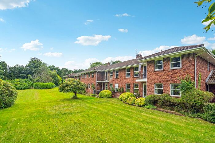 2 Bedroom Flat For Sale In Purton Lane, Farnham Royal, SL2
