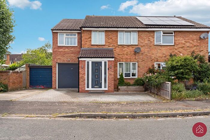 4 Bedroom Semi-Detached House For Sale In Follets Close, Yarnton, OX5