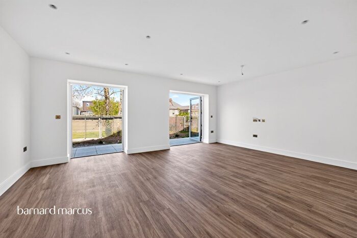 3 Bedroom Semi Detached House For Sale In Station Road, New Barnet, EN5