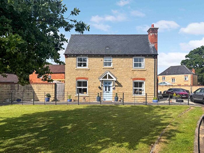 3 Bedroom Semi-Detached House For Sale In Alicia Close, Swindon, SN25