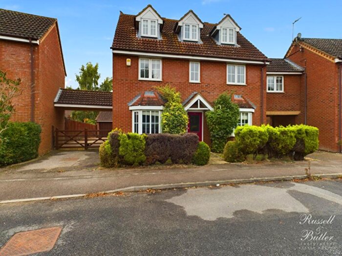 5 Bedroom Link Detached House For Sale In Sandstone Close, Calvert Green, MK18