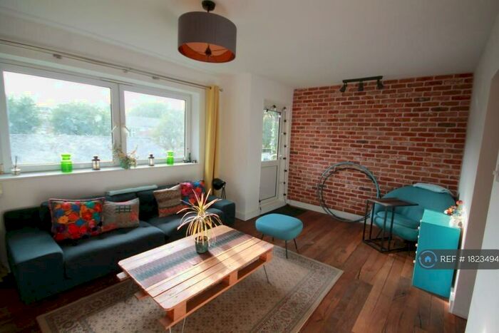 3 Bedroom Flat To Rent In Sanderson House, London, SE8