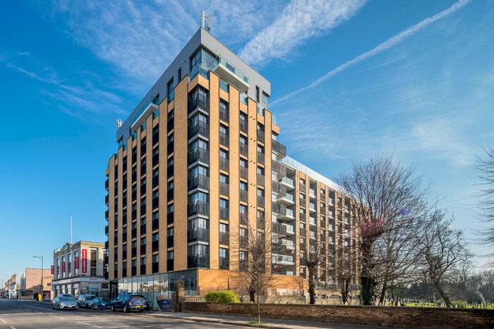 3 Bedroom Flat To Rent In Charter House, High Road, Seven Kings, IG3