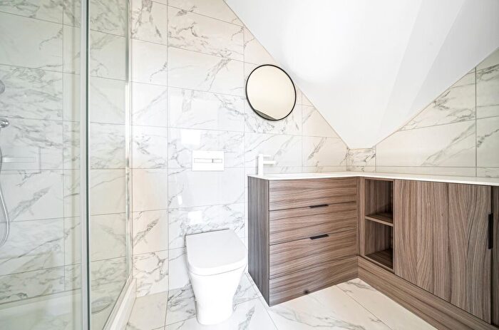 2 Bedroom Flat For Sale In Hyde Street, Winchester, Hampshire, SO23