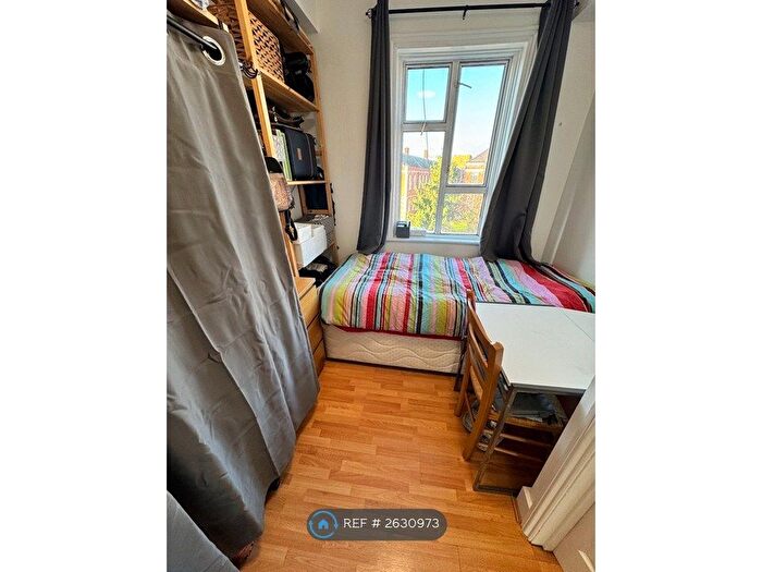 Studio To Rent In The Burr, London, NW4