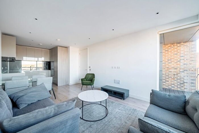 2 Bedroom Flat To Rent In Smithfield Square, London, N8