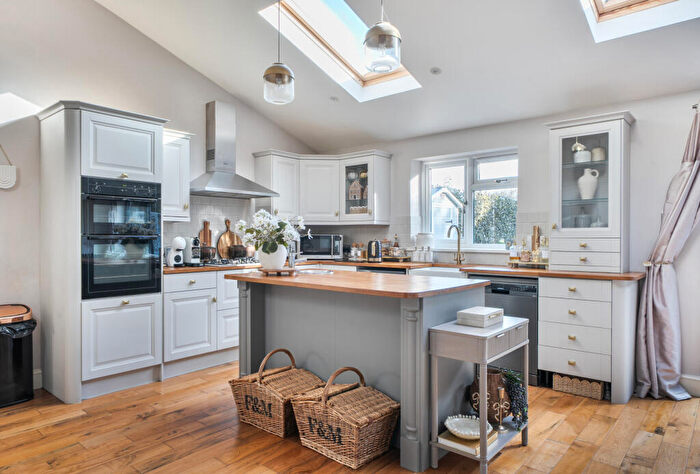 4 Bedroom Semi Detached House For Sale In Woodstock Avenue, Sutton, SM3