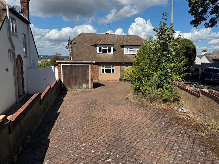 4 Bedroom Chalet For Sale In Mount Close, Rayleigh, SS6