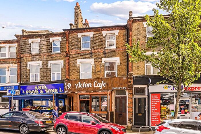 4 Bedroom Flat To Rent In Horn Lane, Acton, W3