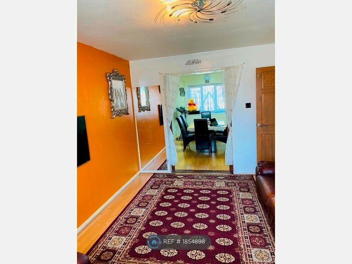 3 Bedroom Semi-Detached House To Rent In Clifton Road, London, SE25