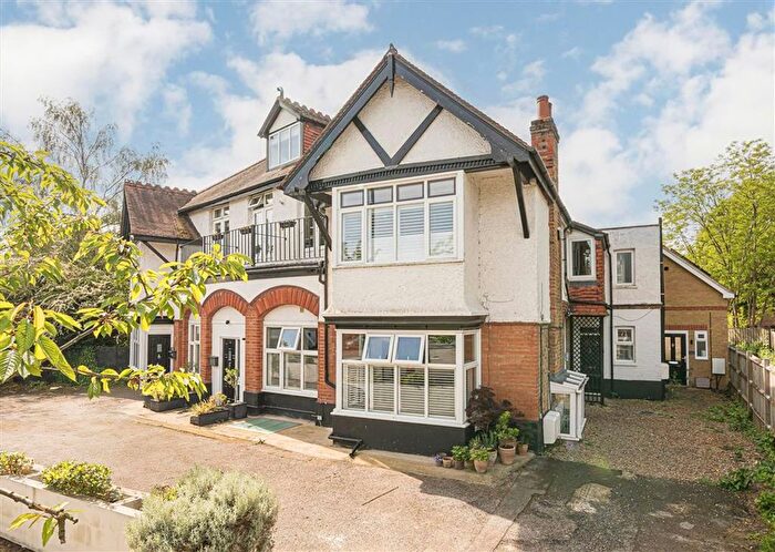 2 Bedroom Flat For Sale In Kingston Lane, Teddington, TW11