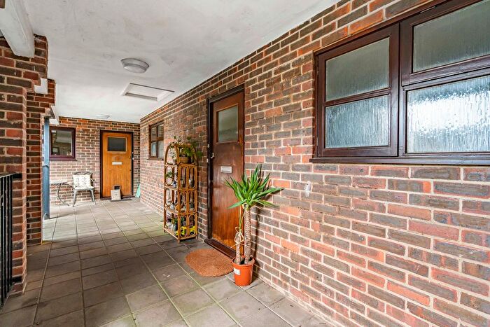 1 Bedroom Flat For Sale In Bethel Lane, Farnham, Surrey, GU9