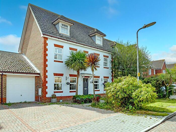 5 Bedroom Detached House For Sale In Cropthorne Drive, Climping, Littlehampton, BN17