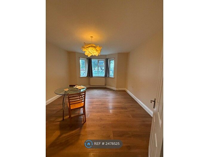 2 Bedroom Flat To Rent In Great West Road, Hounslow, TW5